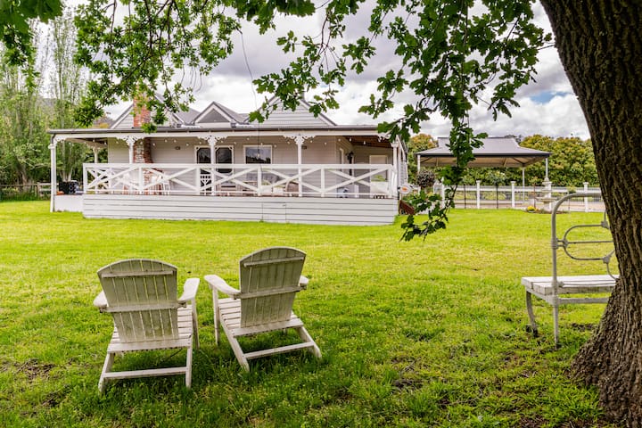Yarra Fox Farm Cottage Farmstay