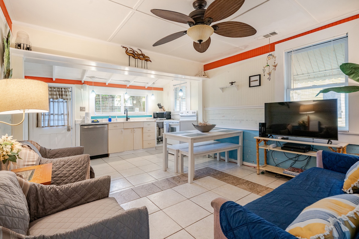 Top Airbnb: Lighthouse Cottage (1.5 blocks to North Beach) in Tybee Island