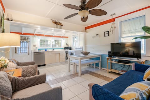 Top Airbnb: Lighthouse Cottage (1.5 blocks to North Beach) in Tybee Island