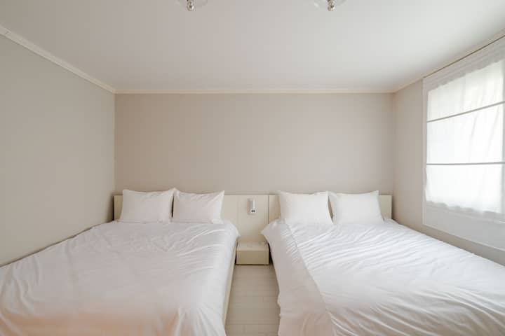 ოთახი 401, საძინებელი 2

უცხოელი მოგზაურებისთვის განკუთვნილი, ინდივიდუალური დიზაინის მქონე, ფართო ოთახები.
Ის გთავაზობთ კომფორტულ დასვენებას 4 ადამიანისთვის განკუთვნილი ოთახით 2 დიდი საწოლით და ფართო სივრცით ბარგის მარტივად შესანახად.

ორი 150‑179 სმ ზომის საწოლი, ჰიპოალერგიული თეთრეული, ტუალეტური მაგიდა და სკამი, ფენი, პლოიკა, კონდიციონერი და საკიდი ტანსაცმლისთვის.

მოგზაურობისგან დაღლილობის მოსაშორებლად 
Ეს კომფორტული სივრცეა.