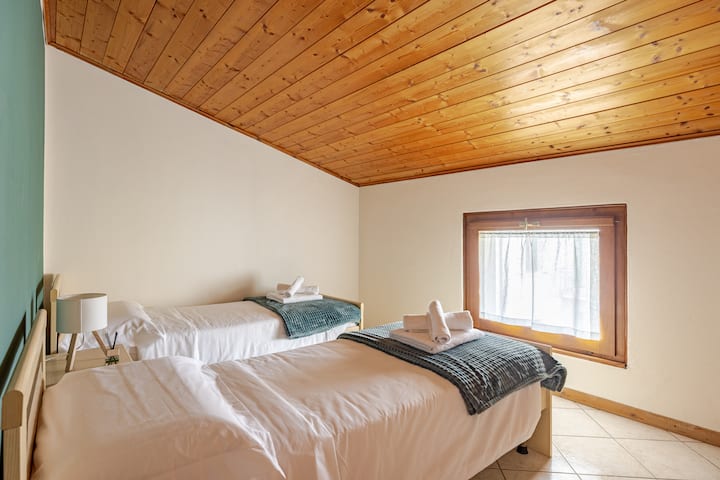 Ორი ლამაზი საძინებლიდან ერთ ‑ ერთს აქ იპოვით ორ ერთადგილიან საწოლს, სადაც ბარგის შესანახად განკუთვნილი კარადაა.