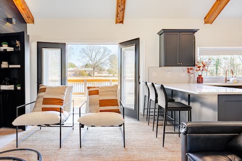 Top Airbnb: Modern Urban Oasis Lake House in Snellville