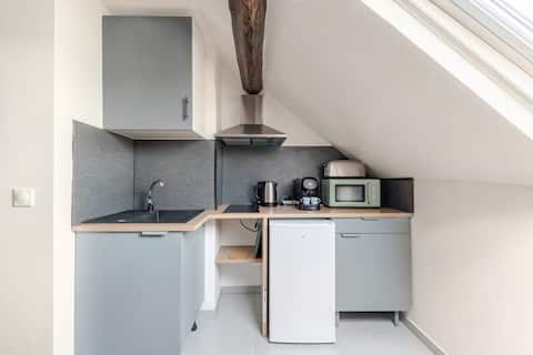 Annonce Airbnb populaire: Beautiful bright central studio - Very close to the station à Nord