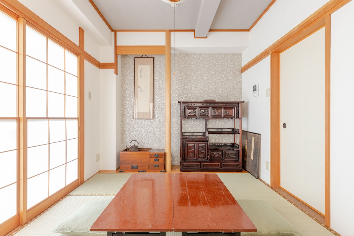 落ち着いた日本間、畳で日本式の生活をお楽しみください。
夜はこちらに日本式の布団を敷いてお休みいただけます。
【注意】畳のお部屋はスリッパを脱いでください。