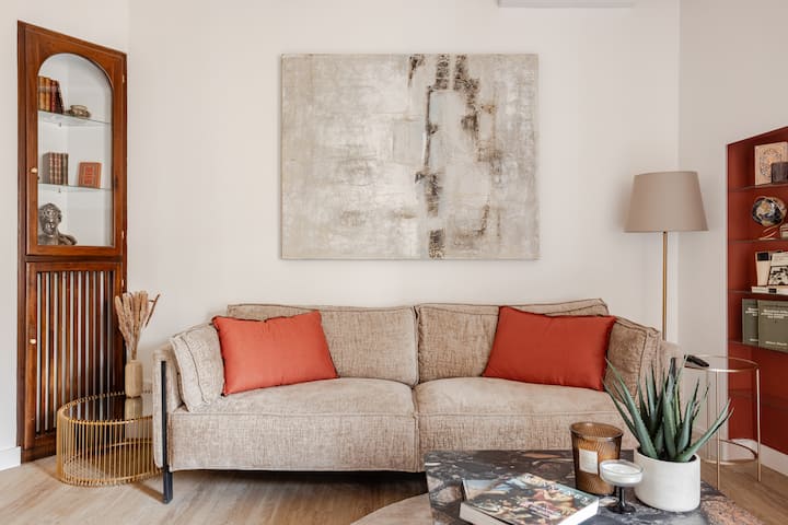Obývacia izba, ktorá je srdcom apartmánu, je skutočným klenotom, veľmi svetlým a elegantným, pozostávajúcim z pohodlnej pohovky na strávenie voľného času v celkovej relaxácii.