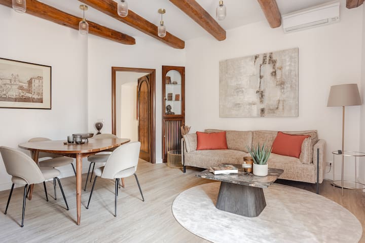 Spanish Steps Retreat · 2 Bedr · Romantic Balcony