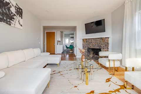 Prime Luxury NY| Balcony Wood Burning Fire Place!