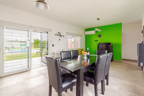 Successful Airbnb property: Pool with waterfall, park and large gallery in Departamento San Lorenzo