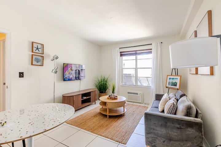 Stilysh Seaside One Bedroom Apartment - Miami Beach, FL