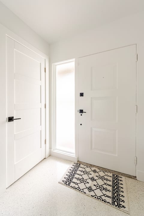 Popular Airbnb listing: 3bd/3ba on water - Pool - Dock your boat in Bayshore Gardens