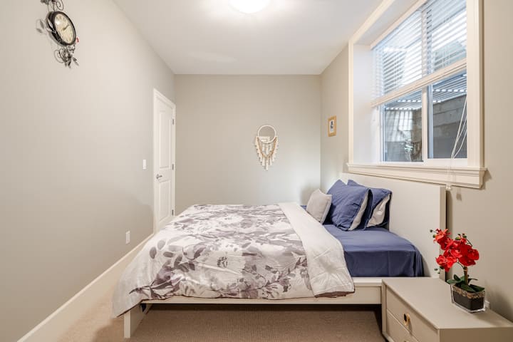 غرفة نوم 1 مع خزانة ملابس