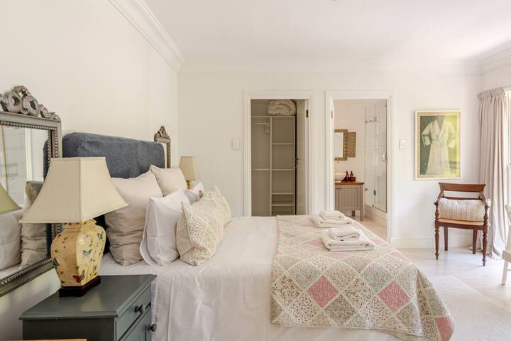 Amongst the Leaves gallery image 4