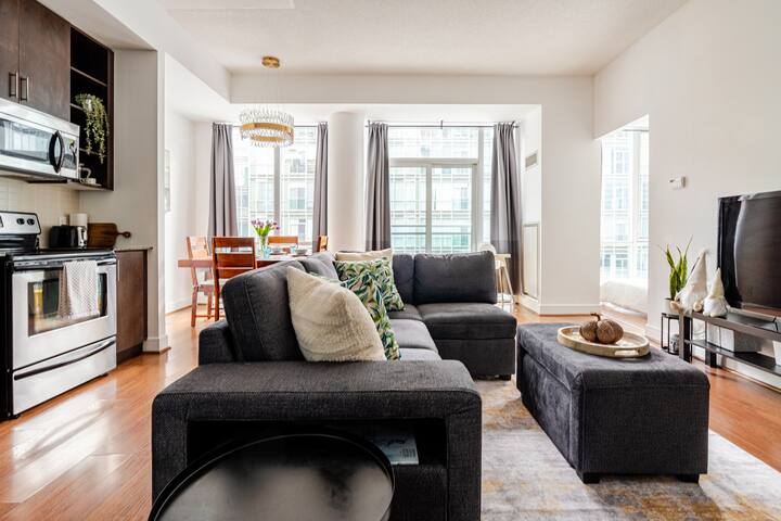 3Beds & 2Baths Condo at Heart of Downtown Toronto gallery image 4