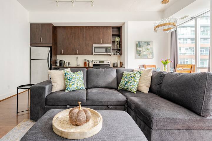 3Beds & 2Baths Condo at Heart of Downtown Toronto gallery image 2