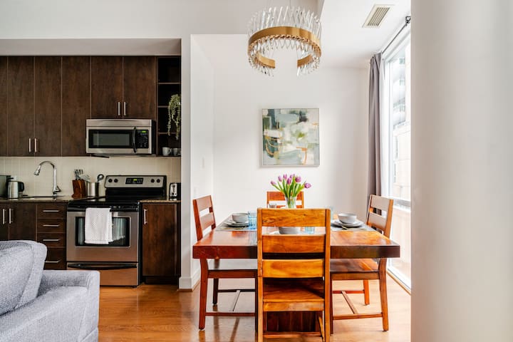 3Beds & 2Baths Condo at Heart of Downtown Toronto