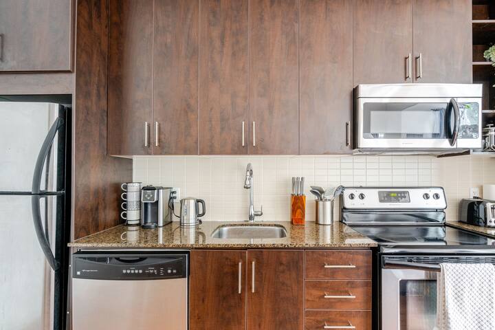 3Beds & 2Baths Condo at Heart of Downtown Toronto gallery image 3