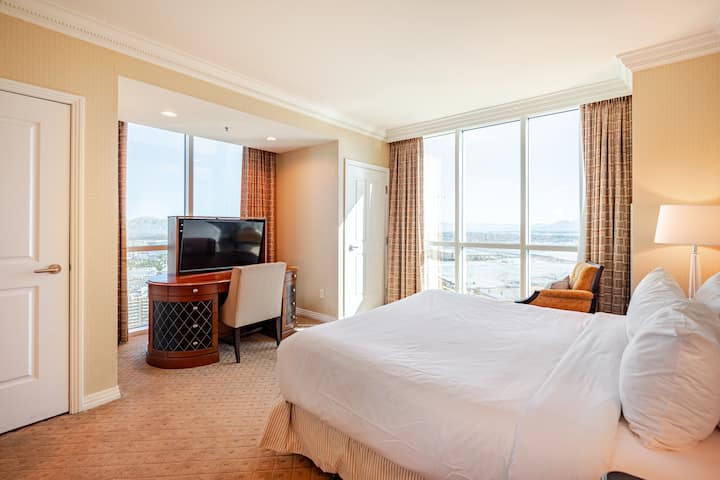Suite VIP d'angle d'une chambre avec vue panoramique sur la Sphère, la Formule 1 et le Strip de Las Vegas.