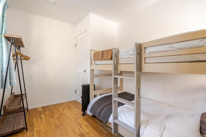 Ზრდასრულებისთვის შესაფერისი საწოლები.
Სიძლიერე შესაფერისია 5 ზრდასრული მამაკაცისთვის.

Ანა საერთაშორისო პირველი კლასის შვილად აყვანის მოდელის ლეიბი