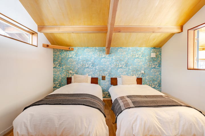 Ანა საერთაშორისო პირველი კლასის შვილად აყვანის მოდელის ლეიბი