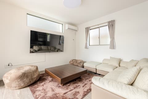 太宰府駅３００ｍ ベッド9台 最大12人 新築 4ベッドルーム　無料駐車場2台分 Free Wifi