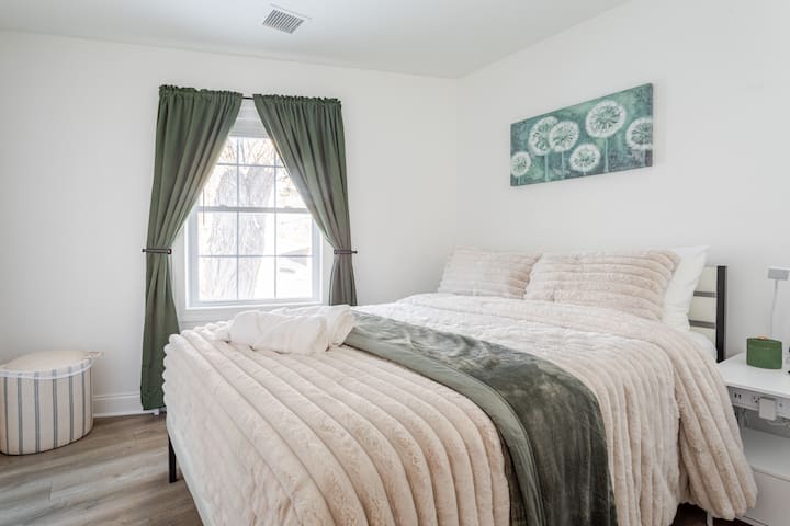 Dyshek hibrid me shkumë memorie me madhësi 14 inç, i fortë mesatar