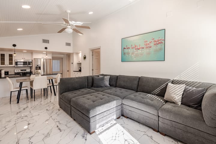 Pink Flamingo Pool House For 4 - Fort Myers, FL