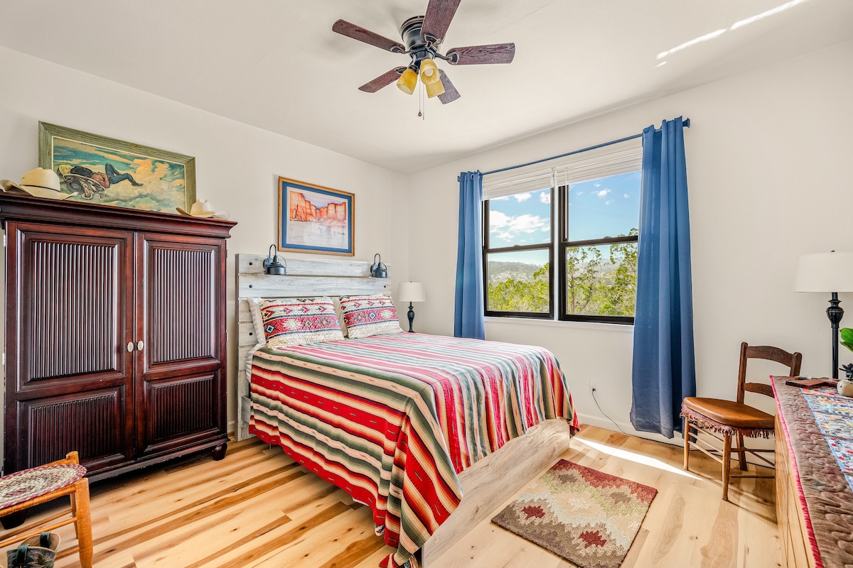 Брачен кревет (широк 150-179 см) во втора спална соба. Гардеробер за закачување облека, гардеробер, телевизор и светилки за читање на таблата. 