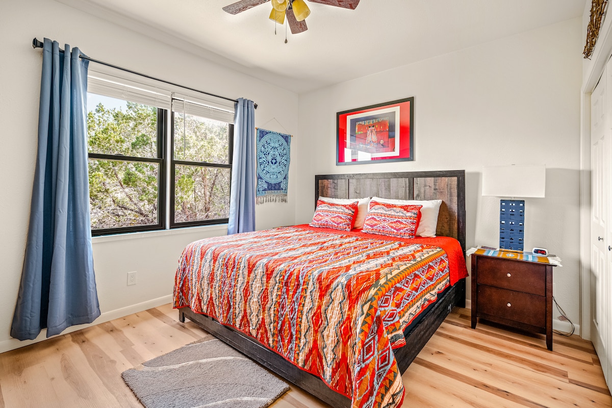 Брачен кревет (широк 150-179 см), затемнети завеси, гардеробер, телевизор и голем плакар во првата спална соба.