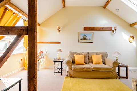 The Granary Cottage, wonderful views, dog friendly