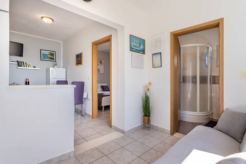 Top performing Airbnb: Secluded 2-Bedroom House Jure 50m from the sea in Drvenik Mali