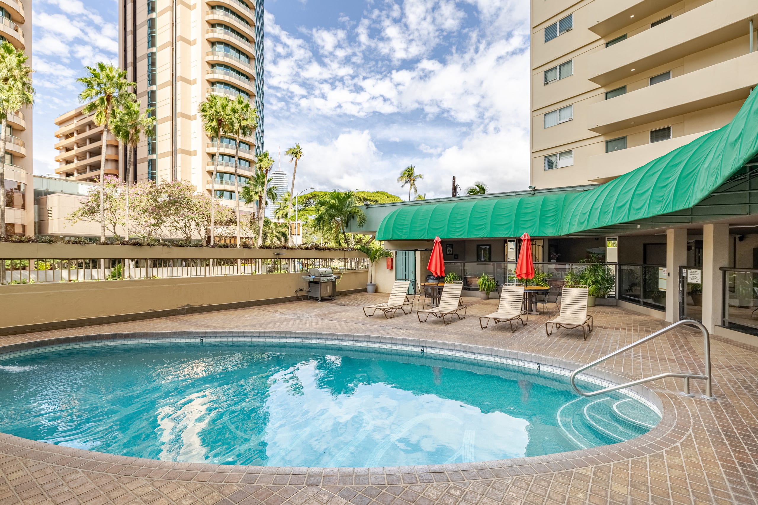 2BR Waikiki Condo • Ocean & City Views+Parking - Image 31