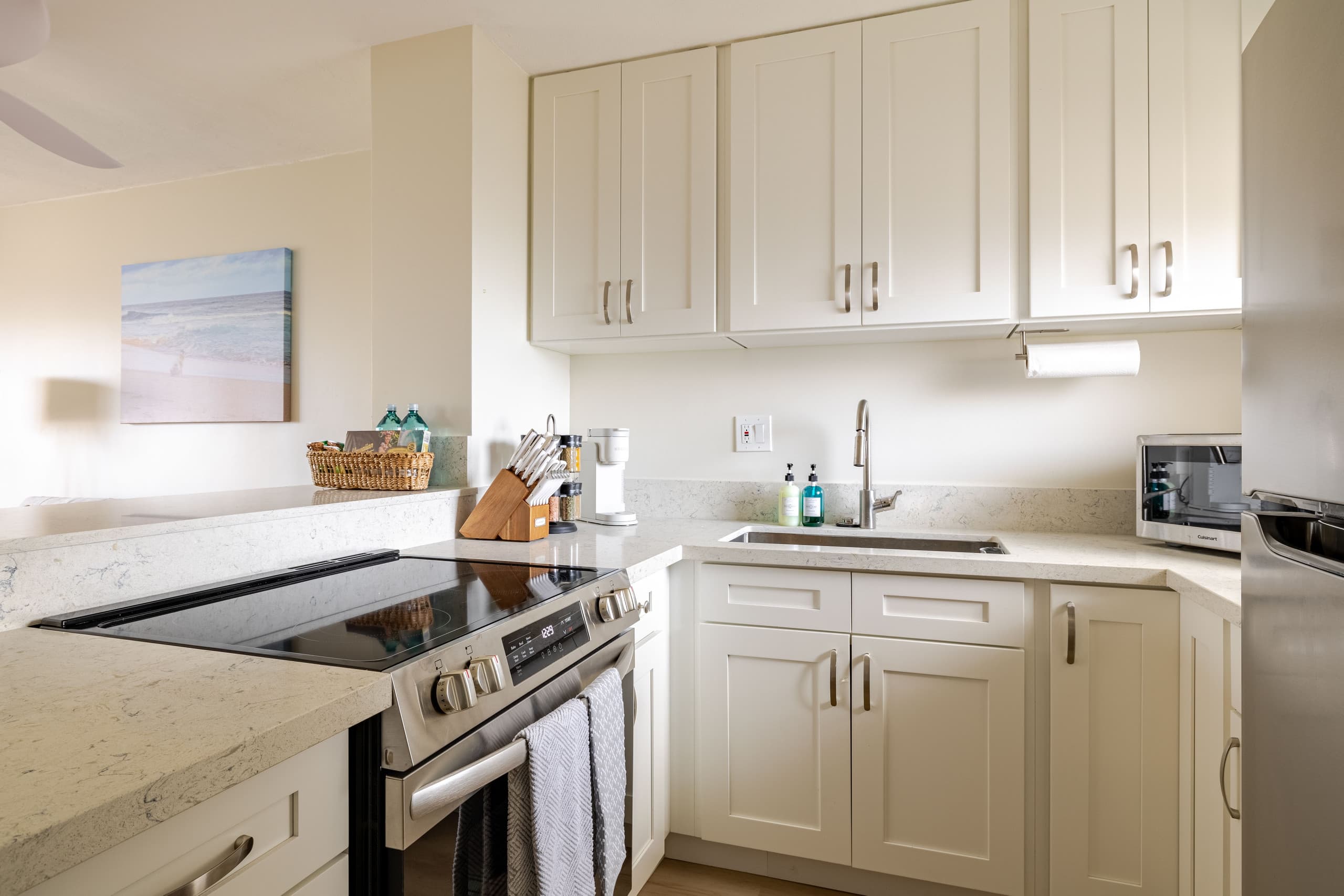 2BR Waikiki Condo • Ocean & City Views+Parking - Image 9