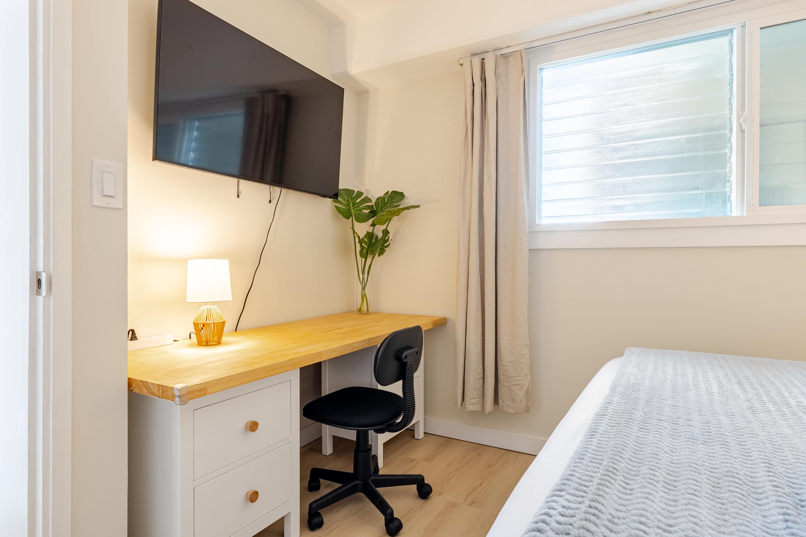 2BR Waikiki Condo • Ocean & City Views+Parking - Image 15