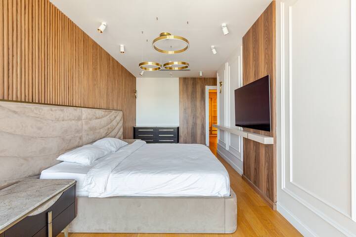 Crown Jewel Suite 2 : 3BR + 2Bath Highrise view gallery image 2