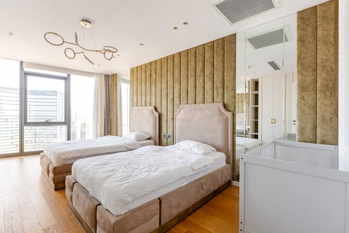 Crown Jewel Suite 2 : 3BR + 2Bath Highrise view gallery image 3