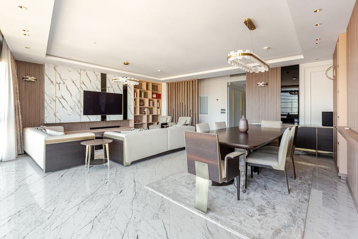 Crown Jewel Suite 2 : 3BR + 2Bath Highrise view gallery image 4