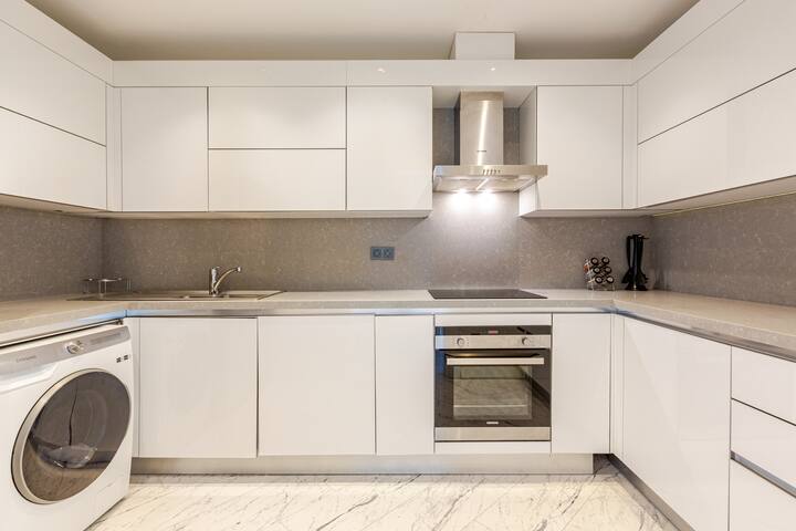 Crown Jewel Suite 2 : 3BR + 2Bath Highrise view gallery image 5