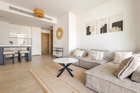 Top Airbnb: Palace. R - Beach View - Luxury Serviced 1 BR. in Al Kheeran First