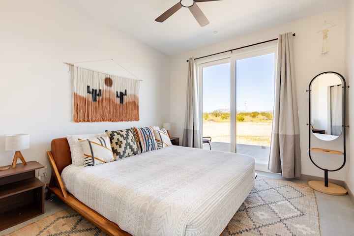 Cama tamaño king con colchón Helix
Sábanas de 800 hilos
Ventilador de techo.
Máquina de ruido blanco