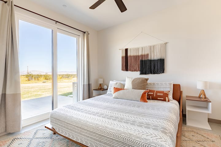 Cama tamaño king con colchón Helix
Sábanas de 800 hilos
Ventilador de techo.
Máquina de ruido blanco