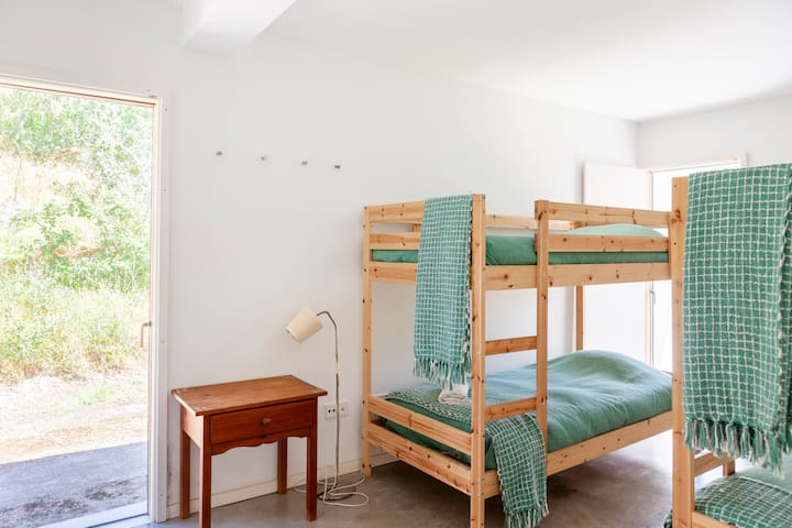 En el primer piso, con dos literas.