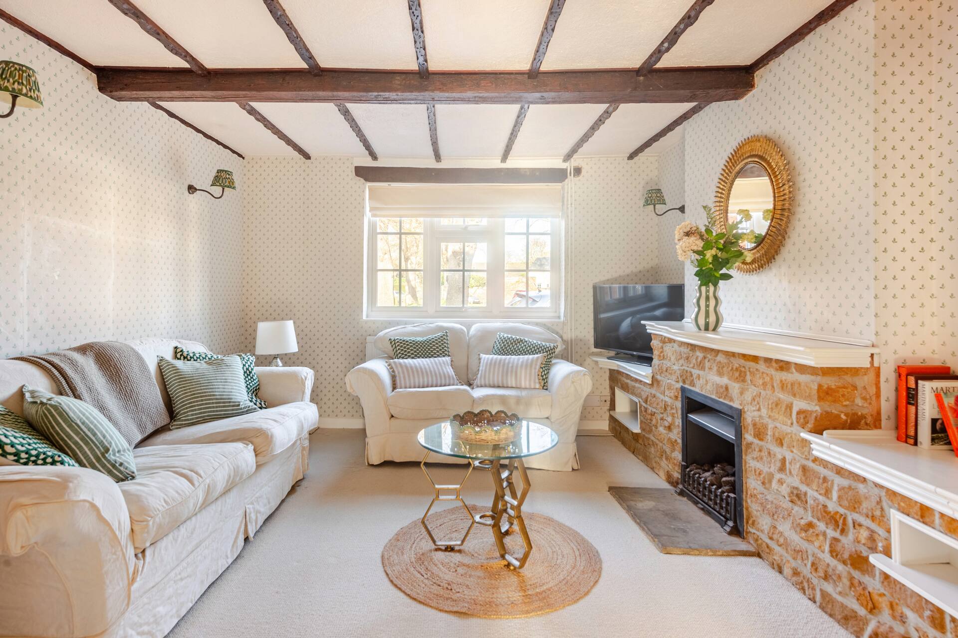 Cosy cottage retreat in heart of fabulous village