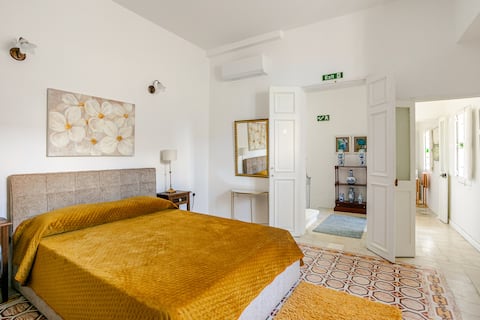 Stylish Central House Near Valletta - Yellow-Blue