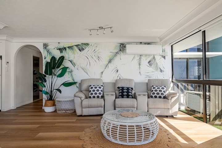 Absolute Beach Front Apartment - Surfers Paradise