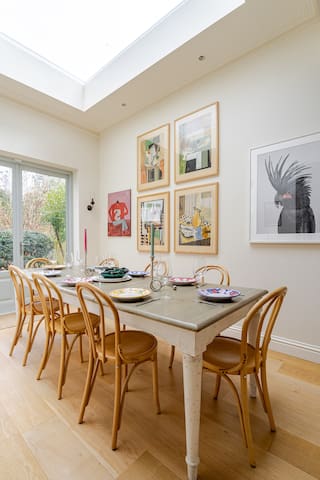 Luxury open plan 5 bed house with garden & parking gallery image 2