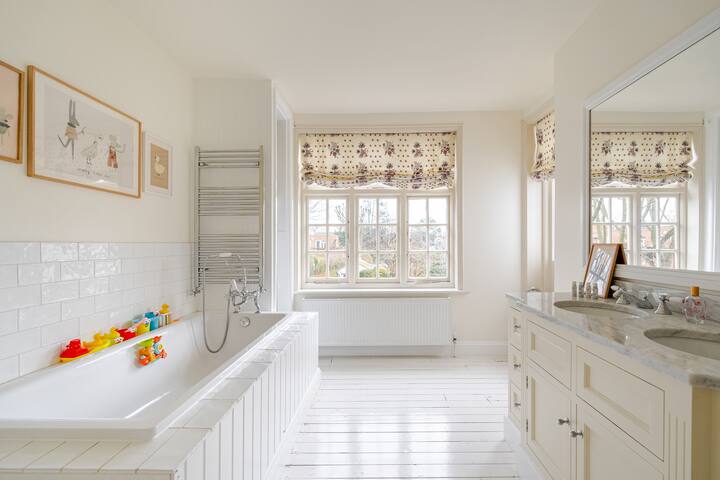 Luxury open plan 5 bed house with garden & parking gallery image 4