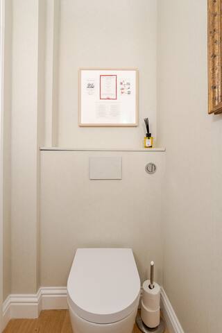 Luxury open plan 5 bed house with garden & parking gallery image 5