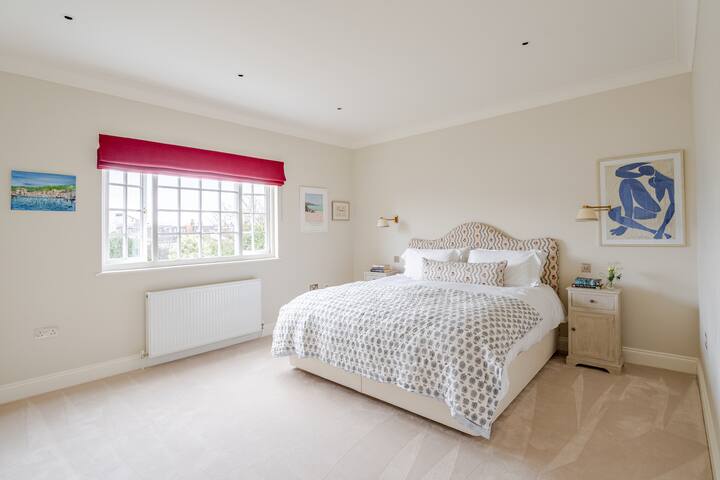 Luxury open plan 5 bed house with garden & parking gallery image 3