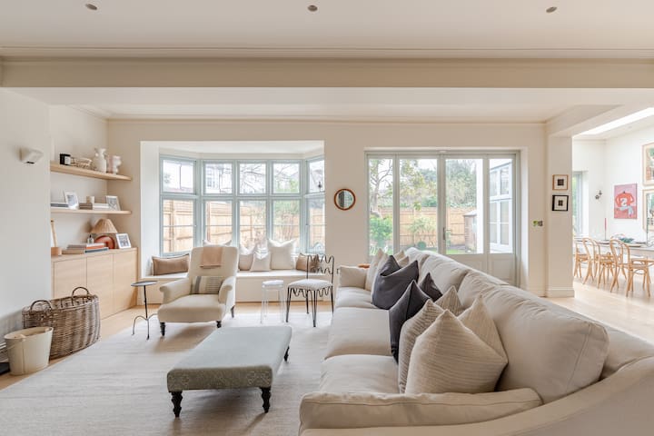 Luxury open plan 5 bed house with garden & parking