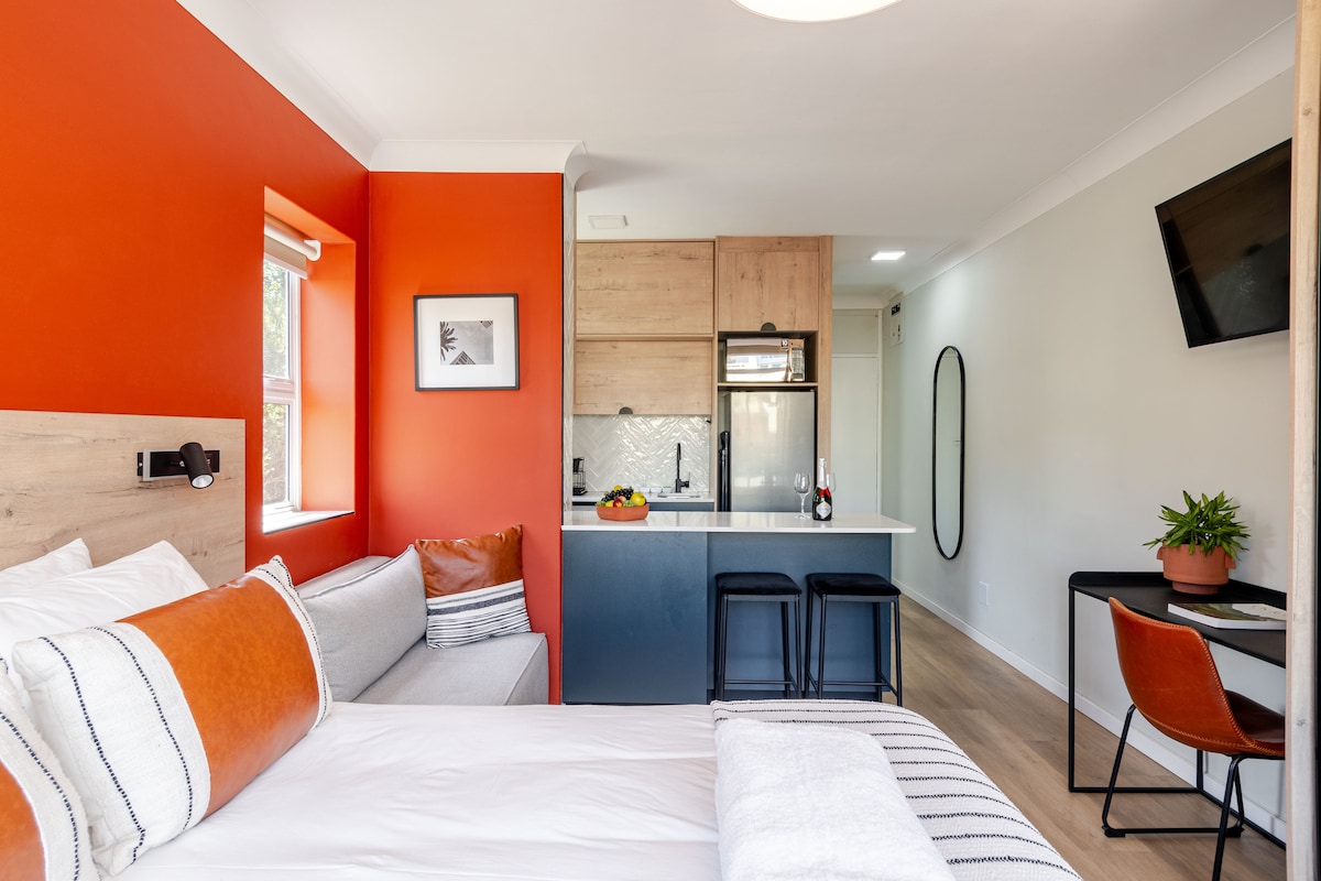 Moderan i udoban studio s odvažnim bojama, modernom čajnom kuhinjom i udobnim prostorom za opuštanje - savršen za elegantan boravak u Cape Townu! ✨